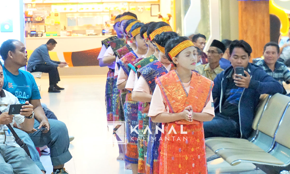  Anak  SD Pentas Tari Hari  Pahlawan  di Bandara Syamsudin 