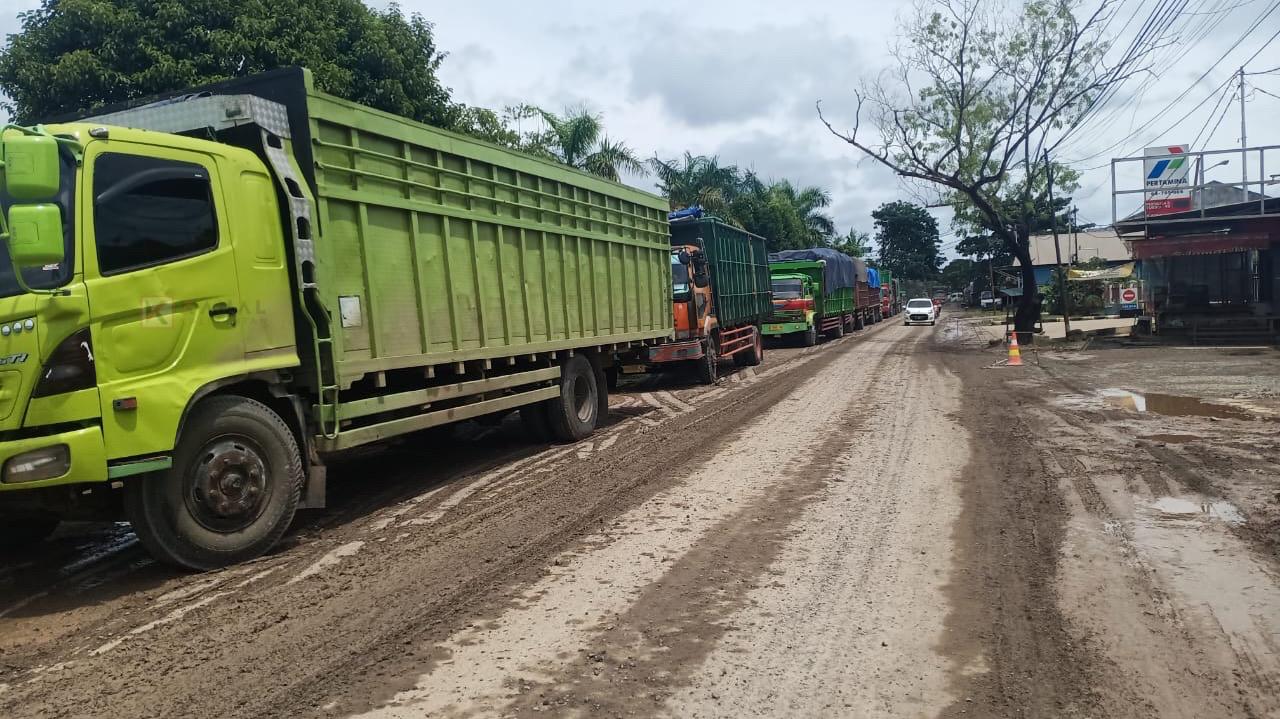Kemacetan Dan Debu Akibat Antrean Truk Mulai Dikeluhkan Warga Kanal Kalimantan